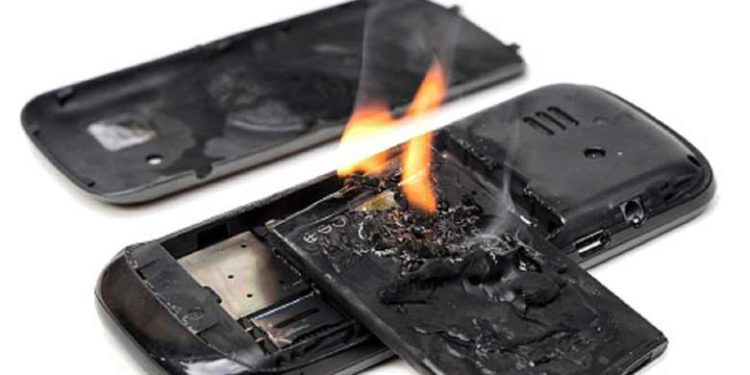 ചാര്ജിനിട്ട മൊബൈല് ഫോണ് പൊട്ടിത്തെറിച്ച് വീടിന് തീപിടിച്ചു; 8 മാസം പ്രായമായ പിഞ്ചുകുഞ്ഞിന് ദാരുണമരണം