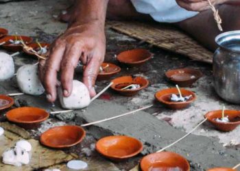 തീവണ്ടി തട്ടി മരിച്ചത് അമ്മയാണെന്ന് കരുതി മൃതദേഹം സംസ്‌കരിച്ചു; ചടങ്ങുകള്‍ക്കിടെ ക്ഷേത്ര ദര്‍ശനം കഴിഞ്ഞ് മടങ്ങിയെത്തി ‘മരിച്ച’ വയോധിക; അമ്പരപ്പ്