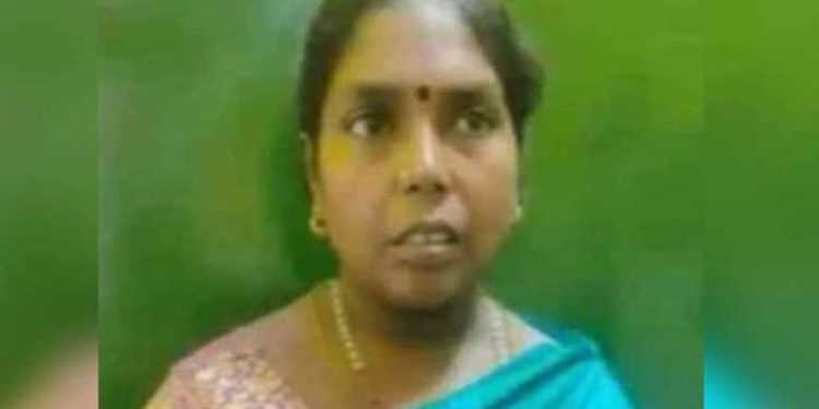 മകളേക്കാള്‍ മാര്‍ക്ക് വാങ്ങിയതിന് സഹപാഠിയെ കൊലപ്പെടുത്തിയ യുവതിയുടെ വീട് പ്രതിഷേധക്കാര്‍ അടിച്ചു തകര്‍ത്തു