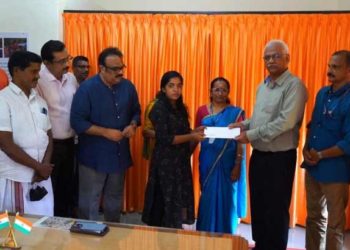 പിതാവ് രോഗിയായതോടെ കുടുംബഭാരം കുറയ്ക്കാന് വാനിലെ ക്ലീനറായി ജോലി; സാന്ദ്രയുടെ പഠനത്തിന് സഹായവുമായി കാലടി ആദിശങ്കര ട്രസ്റ്റ്