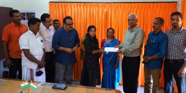 പിതാവ് രോഗിയായതോടെ കുടുംബഭാരം കുറയ്ക്കാന് വാനിലെ ക്ലീനറായി ജോലി; സാന്ദ്രയുടെ പഠനത്തിന് സഹായവുമായി കാലടി ആദിശങ്കര ട്രസ്റ്റ്