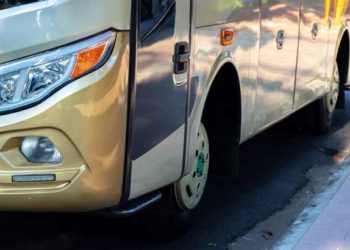 ബന്ധുവായ പെണ്കുട്ടിയെ പ്രണയിച്ച് ഒളിച്ചോടി; യുവാവിനെ ഓടുന്ന ബസിന്റെ അടിയിലേക്ക് എറിഞ്ഞ് കൊലപ്പെടുത്തി ബന്ധുക്കള്; മൂന്ന് പേര് അടിയില്