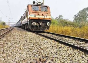 റെയില്‍വേ പാളത്തില്‍ ആത്മഹത്യയ്ക്ക് ശ്രമിച്ച് യുവതി;എമര്‍ജന്‍സി ബ്രേക്ക് ഉപയോഗിച്ച് തീവണ്ടിയുടെ വേഗം കുറച്ച് രക്ഷപ്പെടുത്തി ലോക്കോ പൈലറ്റ്; അഭിനന്ദനം