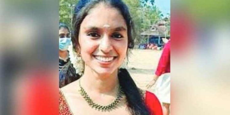 പോളിടെക്നിക് വിദ്യാര്ത്ഥിനി ട്രെയിന് തട്ടി മരിച്ചനിലയില്; മൃതദേഹം തിരിച്ചറിഞ്ഞത് സമീപത്തെ മൊബൈല് ഫോണ് ഉപയോഗിച്ച്