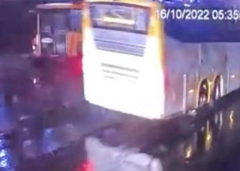 കെഎസ്ആര്ടിസി ബസിന് പിന്നില് ടൂറിസ്റ്റ് ബസ് ഇടിച്ച് യാത്രക്കാരി തെറിച്ചുവീണു; വിദേശത്ത് നിന്ന് നെടുമ്പാശേരി വന്നിറങ്ങിയ മലപ്പുറം സ്വദേശിനിക്ക് ദാരുണമരണം