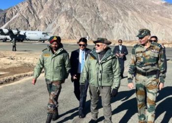 ജവാന്മാര്‍ തന്റെ കുടുംബാംഗം: സൈനികര്‍ക്കൊപ്പം ദീപാവലി ആഘോഷിച്ച് പ്രധാനമന്ത്രി