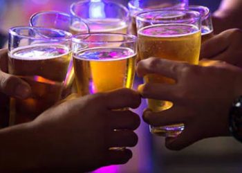 കാമുകന് വന്നില്ല; സ്കൂള് വിദ്യാര്ഥിനികളായ മൂന്ന് പെണ്കുട്ടികള് ഒരുമിച്ച് വിഷം കഴിച്ചു; രണ്ടുപേര് മരിച്ചു, ഒരാളുടെ നില ഗുരുതരം