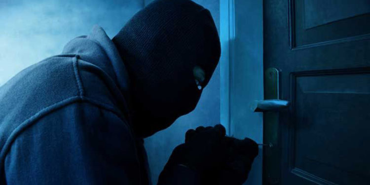 കാത്തിരുന്ന് മോഷ്ടിക്കാന്‍ കയറിയിട്ടും ഒന്നും ലഭിച്ചില്ല; നിരാശരായി കള്ളന്മാര്‍ വീട്ടുസാധനങ്ങള്‍ തല്ലി തകര്‍ത്തു; അല്‍പം ആശ്വാസത്തിന് ഏലയ്ക്കാ കാപ്പിയിട്ടു കുടിച്ചു; സംഭവം അടൂരില്‍