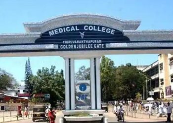 സിസേറിയനും സങ്കീര്ണ ന്യൂറോ സര്ജറിയും ഒരുമിച്ച്: ഗുരുതരപരിക്കേറ്റ പൂര്ണഗര്ഭിണിയ്ക്കും കുഞ്ഞിനും അത്ഭുത രക്ഷ; കൈയ്യടി നേടി തിരുവനന്തപുരം മെഡിക്കല് കോളജ്