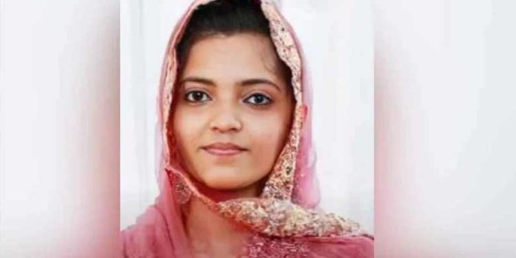 സഹോദരന്റെ ബൈക്കില്‍ സഞ്ചരിക്കവെ കാറിലിടിച്ച് തെറിച്ചുവീണു; യുവതിക്ക് ദാരുണമരണം