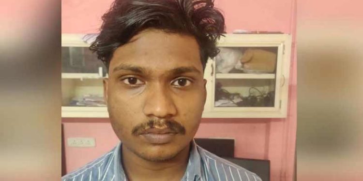 അടൂരില്‍ സ്‌കാനിങ് സെന്ററിലെത്തിയ യുവതി വസ്ത്രം മാറുന്നതിന്റെ ദൃശ്യങ്ങള്‍ പകര്‍ത്തി; റേഡിയോഗ്രാഫര്‍ പിടിയില്‍; കരി ഓയില്‍ ഒഴിച്ച് പ്രതിഷേധിച്ച് ഡിവൈഎഫ്‌ഐ