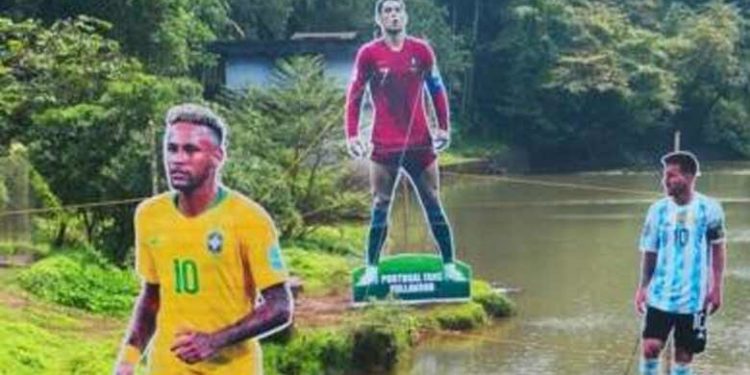 പുള്ളാവൂരിലെ പുഴയിലെ കട്ടൗട്ടുകള്‍ സ്ഥാപിച്ച സംഭവത്തില്‍ നടപടി എടുക്കാന്‍ ജില്ലാ കളക്ടര്‍; നഗരസഭയ്ക്ക് നിര്‍ദേശം