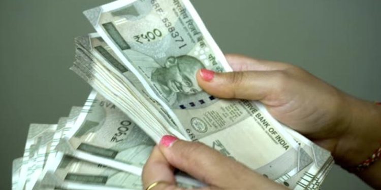 മകളുടെ കല്ല്യാണത്തിന് സ്വരൂക്കൂട്ടിയ അരലക്ഷം രൂപ നഷ്ടമായി: ആക്രി വില്പ്പനക്കാരിയ്ക്ക് പണം കണ്ടെത്തി നല്കി മാതൃകയായി പോലീസ്