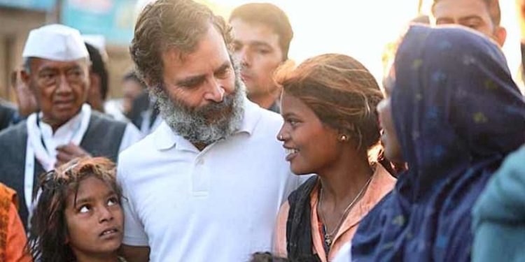 വീടില്ല, കുടിവെള്ളമില്ല, എന്റെ കുട്ടികള്‍ സ്‌കൂളില്‍ പോയിട്ടില്ല; ദുരിതം കേള്‍ക്കാന്‍ ആരുമില്ലെന്ന് ഷന്നുവിന്റെ വിലാപം; ഭാരത് ജോഡോ യാത്രയ്ക്കിടെ ദുഃഖം കേട്ട് രാഹുല്‍ ഗാന്ധി