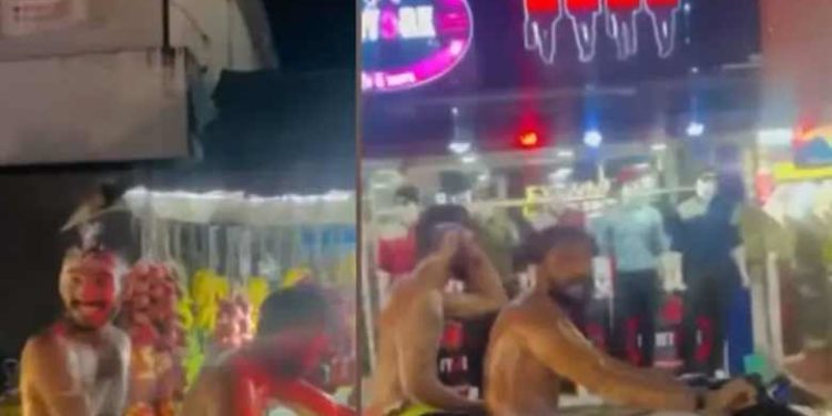 മഴയത്ത് ബൈക്കില്‍ സോപ്പ് തേച്ച് കുളിച്ച് സഞ്ചാരം; കൊല്ലത്ത് ‘കൗതുകക്കുളി’ നടത്തിയ യുവാക്കളെ പിടികൂടി പോലീസ്