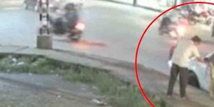 കാറില്‍ ചാരി നിന്നതിന് മര്‍ദ്ദനമേറ്റ കുട്ടിയെ തൊട്ട് മുന്‍പ് മറ്റൊരാളും മര്‍ദ്ദിച്ചു; ദൃശ്യങ്ങള്‍ പുറത്ത്; ആളെ തേടി പോലീസ്