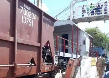 റെയില്വേ നടപ്പാലത്തില് കയറി നിന്ന് ആത്മഹത്യാ ഭീഷണി; മദ്യക്കുപ്പി കാണിച്ച് വശീകരിച്ച് താഴെ ഇറക്കി പോലീസ്!