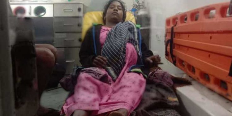 പ്രസവ വേദന കൊണ്ട് പുളഞ്ഞ് ആദിവാസി യുവതി; മൂന്ന് കിലോമീറ്റര് തുണിയില് കെട്ടി ചുമന്ന് ആശുപത്രിയിലെത്തിച്ച് നാട്ടുകാര്; അട്ടപ്പാടിയില് തീരാദുരിതം