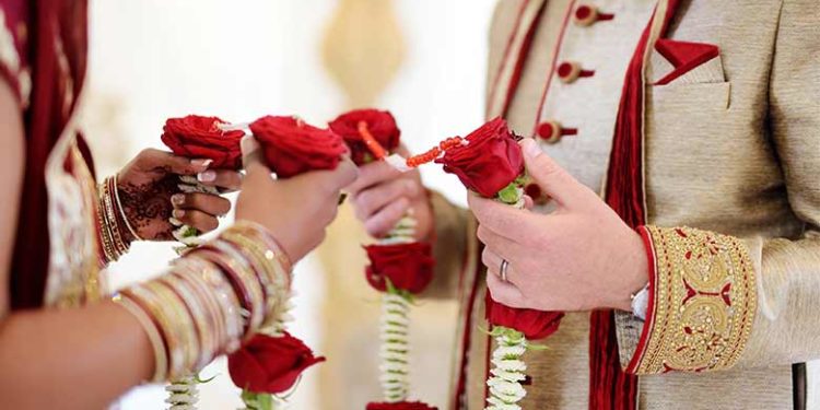 വിവാഹത്തിന് എത്തിയ നൂറുകണക്കിന് അതിഥികള്‍ക്ക് മുന്നില്‍ വെച്ച് വധുവിനെ ചുംബിച്ച് വരന്‍; വിവാഹത്തില്‍ നിന്നും പിന്മാറി വധു