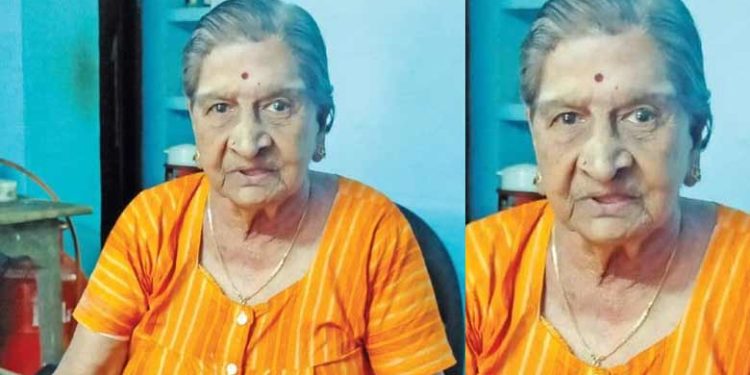 റിട്ട. അധ്യാപികയെ ശുശ്രൂഷിക്കാനെത്തിയ ബന്ധുക്കള്‍ കബളിപ്പിച്ച് തട്ടിയെടുത്തത് കോടികളുടെ ഭൂമിയും വീടും; പരാതിയും കണ്ണീരുമായി ഈ വയോധിക