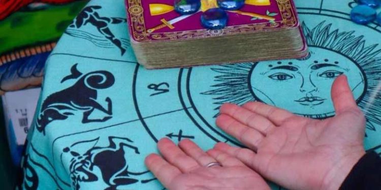 പ്രണയ ബന്ധത്തിലെ പ്രശ്നങ്ങള് പരിഹരിച്ച് നല്കാമെന്ന് വാക്ക് നല്കി; യുവതിയെ പറ്റിച്ച് തട്ടിയത് 47 ലക്ഷം; പ്രണയ ജ്യോതിഷിയെ വിശ്വസിച്ചവര്ക്ക് എട്ടിന്റെ പണി