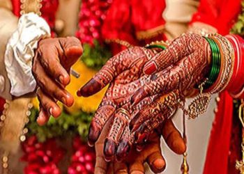 വധുവിന് 11 ലക്ഷം രൂപയും ആഭരണങ്ങളും: വിവാഹ വേദിയില്‍ വച്ച് ‘സ്ത്രീധനം’ തിരിച്ചുനല്‍കി മാതൃകയായി വരന്‍