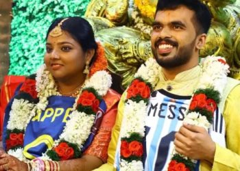 കതിര് മണ്ഡപത്തിലും ഫുട്ബോള് ആവേശം: മെസ്സിയുടെയും എംബാപ്പെയുടെയും ജഴ്സിയണിഞ്ഞെത്തി വധൂവരന്മാര്