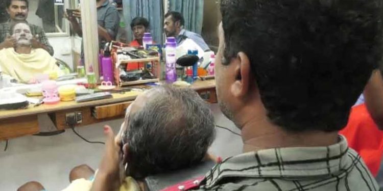 തലൈവരുടെ 72ാം പിറന്നാള്: കട്ടിങും ഷേവിങ്ങും സൗജന്യമാക്കി ആഘോഷിച്ച് രജനി ഫാന്