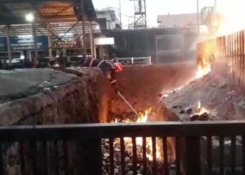 നെയ് തേങ്ങയ്‌ക്കൊപ്പം മൊബൈല്‍ ഫോണും ആഴിയിലേക്ക്: അയ്യപ്പഭക്തന് ഫോണ്‍ തിരിച്ചെടുത്ത് നല്‍കി ഫയര്‍ ഓഫീസര്‍