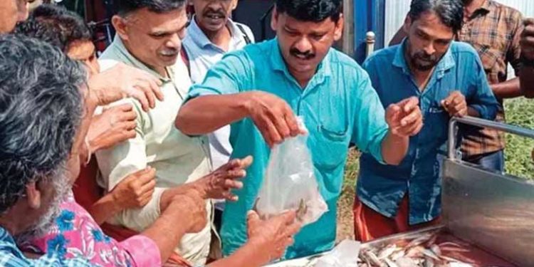 അര്‍ജന്റീനയോട് കടുത്ത ആരാധന; 200 കിലോ മത്തി സൗജന്യമായി വാരിക്കൊടുത്ത് മത്സ്യവ്യാപാരി സെയ്തലവി!