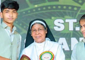 ബസ് സ്റ്റോപ്പില് തലയിടിച്ച് വീണ് രക്തംവാര്ന്ന് വിദ്യാര്ഥിനി: സമയം പാഴാക്കാതെ ഉടനടി ആശുപത്രിയിലെത്തിച്ച് സഹോദരങ്ങള്; അഭിനന്ദിച്ച് സ്കൂള്