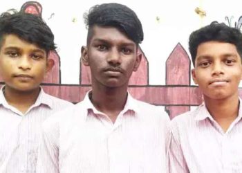 വഴിയില് നിന്നും കളഞ്ഞുകിട്ടിയത് പണവും എടിഎം കാര്ഡും; മനസിളകിയില്ല, നേരെ പോലീസില് ഏല്പ്പിച്ച് മാതൃകയായി ഈ മൂവര് വിദ്യാര്ത്ഥി സംഘം