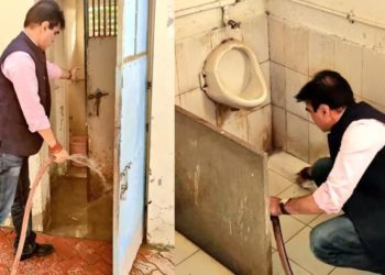 ശുചിമുറികള്‍ വൃത്തിയാക്കാന്‍ നടപടിയില്ല: മിന്നല്‍ സന്ദര്‍ശനത്തിനിടെ സര്‍ക്കാര്‍ സ്‌കൂളിലെ ശുചിമുറി സ്വയം വൃത്തിയാക്കി വിദ്യാഭ്യാസ സഹമന്ത്രി