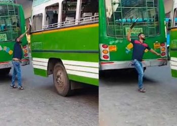 നടുറോഡിൽ സ്വകാര്യ ബസ് കുറുകെയിട്ട് ജീവനക്കാരുടെ കൂട്ടത്തല്ലും കയ്യാങ്കളിയും; ബസിന്റെ ചില്ല് തകർത്തു, റോഡിലാകെ ബ്ലോക്കും