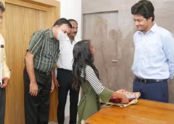 വണ്ടിയൊന്ന് പോയാല് പിന്നെ എല്ലാം പൊടിമയം: സ്കൂളിലേക്ക് ഇടാന് നല്ല യൂണിഫോമില്ലെന്ന് സങ്കടം പറഞ്ഞ് വിദ്യാര്ഥി; പുതിയ യൂണിഫോം സമ്മാനിച്ച് ആലപ്പുഴ കലക്ടര്