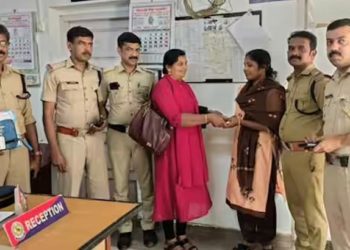 പത്ത് പവന് സ്വര്ണവും പണവും അടങ്ങിയ പഴ്സ് റോഡില്: കണ്ണും മനസ്സും ചാഞ്ചാടിയില്ല, പഴ്സ് ഉടമയ്ക്ക് തിരിച്ചേല്പ്പിച്ച് മാതൃകയായി നെസി