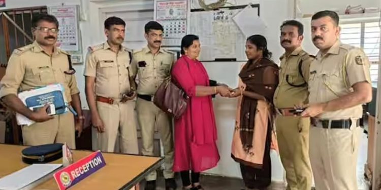 പത്ത് പവന്‍ സ്വര്‍ണവും പണവും അടങ്ങിയ പഴ്‌സ് റോഡില്‍: കണ്ണും മനസ്സും ചാഞ്ചാടിയില്ല, പഴ്‌സ് ഉടമയ്ക്ക് തിരിച്ചേല്‍പ്പിച്ച് മാതൃകയായി നെസി