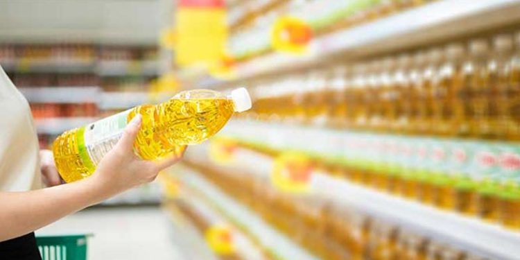 വെളിച്ചെണ്ണ 3 രൂപ കൂട്ടി വിറ്റു: സൂപ്പര്മാര്ക്കറ്റ് ഉടമ 10,000 രൂപ നഷ്ടപരിഹാരം നല്കാന് ഉത്തരവ്