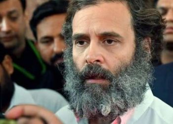 മോഷണക്കുറ്റം ആരോപിച്ച് കോഴിക്കോട് മെഡിക്കൽ കോളജിൽ വെച്ച് ആൾക്കൂട്ടം മർദ്ദിച്ചു; മനംനൊന്ത് ആത്മഹത്യ ചെയ്ത യുവാവിൻ്റെ കുടുംബത്തെ സന്ദർശിച്ച് രാഹുൽ ഗാന്ധി