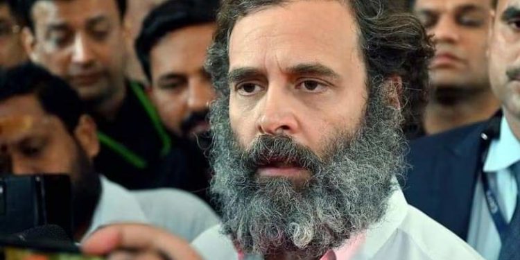 മോഷണക്കുറ്റം ആരോപിച്ച് കോഴിക്കോട് മെഡിക്കൽ കോളജിൽ വെച്ച് ആൾക്കൂട്ടം മർദ്ദിച്ചു; മനംനൊന്ത് ആത്മഹത്യ ചെയ്ത യുവാവിൻ്റെ കുടുംബത്തെ സന്ദർശിച്ച് രാഹുൽ ഗാന്ധി