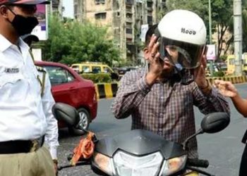 ഗര്ഭിണിയായിട്ടാണോ ജീന്സും വലിച്ചു കയറ്റി ചുണ്ടില് ചായവും പൂശി നടക്കുന്നത്’: വാഹനപരിശോധനയ്ക്കിടെ ദമ്പതികളെ അപമാനിച്ച് എസ്ഐ