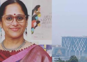 ഫ്ലാറ്റിന്റെ പുറത്തേക്ക് നോക്കുമ്പോൾ കാണുന്നതിങ്ങനെ; ഇത് ബ്രഹ്മപുരത്തെ പുകയാണോ? വിവരമുള്ളവർ പറഞ്ഞുതരണേയെന്ന് സജിത മഠത്തിൽ