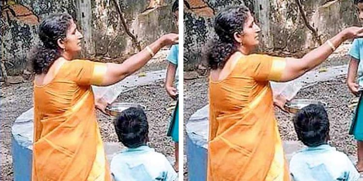 ഊണുകഴിക്കാൻ മടി, പിണങ്ങി നടന്ന് എൽകെജിക്കാരി; സ്നേഹത്തോടെ മുഴുവൻ ചോറും വാരി ഊട്ടി സോളി ടീച്ചർ; ടീച്ചറമ്മയുടെ ചിത്രം വൈറൽ!