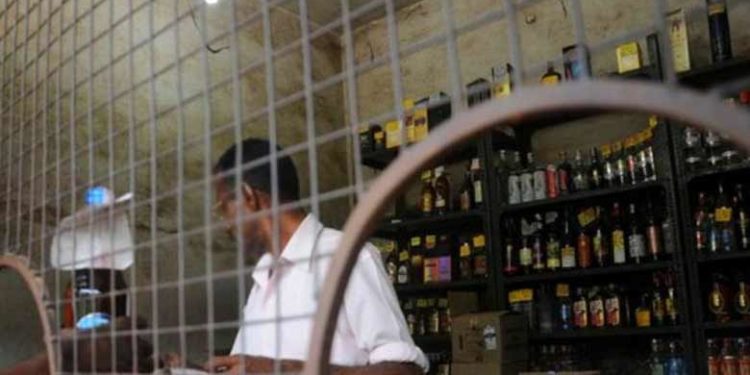 കൈകാര്യം ചെയ്യേണ്ടത് ലക്ഷങ്ങൾ; കേൾക്കുന്നത് അസഭ്യവും, വിശ്രമവുമില്ല; മാനസിക പിരിമുറുക്കം കുറക്കാൻ ബെവ്‌കോ ജീവനക്കാർക്ക് ഡോക്ടറുടെ സേവനം