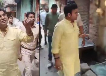 ചൈത്ര നവരാത്രി ഉത്സവത്തിന് കടയടച്ചില്ലെങ്കിൽ കാല് തല്ലിയൊടിക്കും; മുസ്ലിം ഇറച്ചിവ്യാപാരികളെ ഭീഷണിപ്പെടുത്തി അടപ്പിച്ച് ബിജെപി നേതാവും ഗോ സംരക്ഷകരും