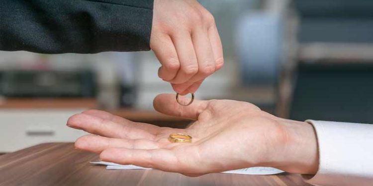 25 വർഷം വീട്ടുജോലികൾ ചെയ്തത് തനിയെ; ജീവിതത്തിന്റെ നല്ല കാലം ചെലവഴിച്ചത് വീടിനകത്ത്; വിവാഹ മോചനകേസിൽ സ്ത്രീക്ക് ഒന്നേമുക്കാൽ കോടി നഷ്ടപരിഹാരം