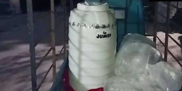 വീട്ടിൽ നിന്നും ദുർഗന്ധം; പോലീസ് നടത്തിയ പരിശോധനയിൽ കണ്ടെത്തിയത് യുവതിയുടെ മൃതദേഹം വെട്ടിനുറുക്കി വാട്ടർ ടാങ്കിൽ ഉപേക്ഷിച്ച നിലയിൽ; അറസ്റ്റ്