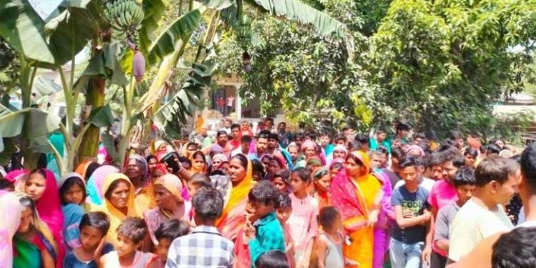 ഇതര ജാതിക്കാരുമായി ബന്ധം സ്ഥാപിച്ചു; വിലക്കിയിട്ടും പുറത്ത് കറങ്ങാൻ പോയി; ഉറങ്ങിക്കിടന്ന പെൺമക്കളുടെ ജീവനെടുത്ത് മാതാപിതാക്കൾ