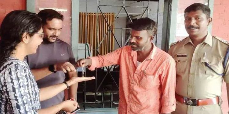 സോഷ്യൽമീഡിയ തുണച്ചു; പെട്രോൾ പമ്പിൽ നിന്നും കളഞ്ഞുകിട്ടിയ സ്വർണാഭരണം ഉടമയെ കണ്ടെത്തി തിരികെ നൽകി; യുവാക്കൾക്ക് അഭിനന്ദനം