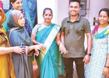 വീട്ടുകാരിൽ നിന്നും പിരിഞ്ഞ് രണ്ട് പതിറ്റാണ്ട്; ഒടുവിൽ അംഗനവാടി ടീച്ചർ കരിഷ്മ വീടണഞ്ഞു; തുണയായത് വാട്‌സ്ആപ്പ് ഗ്രൂപ്പ്!